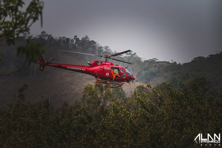 Helicóptero  do corpo de bombeiros RJ .15°GBM/Petrópolis