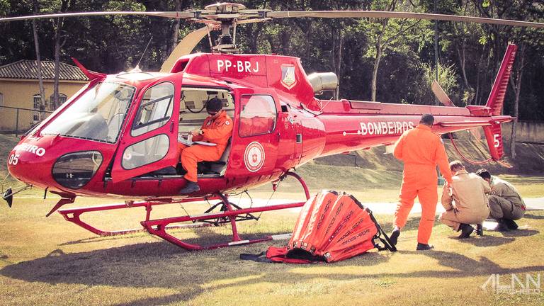 Helicóptero  do corpo de bombeiros RJ .15°GBM/Petrópolis