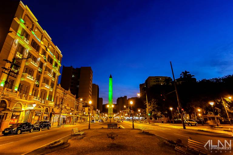 Grande Hotel à esqueda e Obelisco ao centro/ Centro Histórico/Petrópolis Rj.