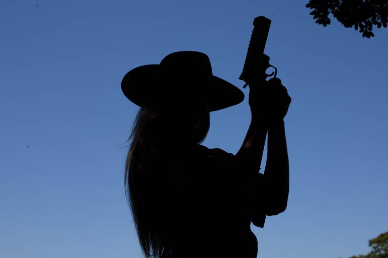 Ensaio feminino; Fotografia feminina; Celina Munhoz; Fotografia Lifestyle; Retrato Corporativo; Fotografia Profissional; Fotografia de Produto; Taurus; Armas Taurus;