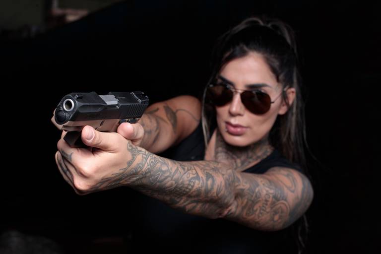 Ensaio feminino; Fotografia feminina; Celina Munhoz; Fotografia Lifestyle; Retrato Corporativo; Fotografia Profissional; Fotografia de Produto; Taurus; Armas Taurus;