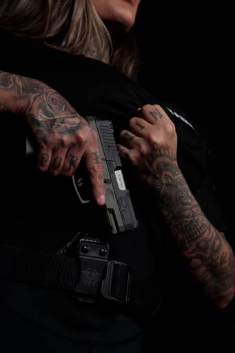 Ensaio feminino; Fotografia feminina; Celina Munhoz; Fotografia Lifestyle; Retrato Corporativo; Fotografia Profissional; Fotografia de Produto; Taurus; Armas Taurus;