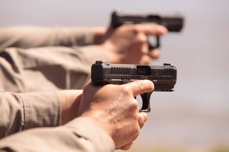 Ensaio feminino; Fotografia feminina; Celina Munhoz; Fotografia Lifestyle; Retrato Corporativo; Fotografia Profissional; Fotografia de Produto; Taurus; Armas Taurus;