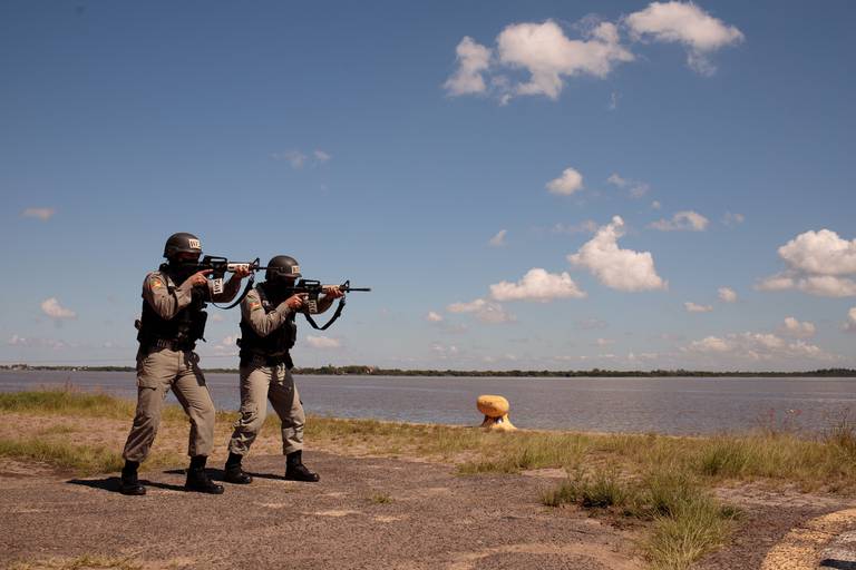 Ensaio feminino; Fotografia feminina; Celina Munhoz; Fotografia Lifestyle; Retrato Corporativo; Fotografia Profissional; Fotografia de Produto; Taurus; Armas Taurus;