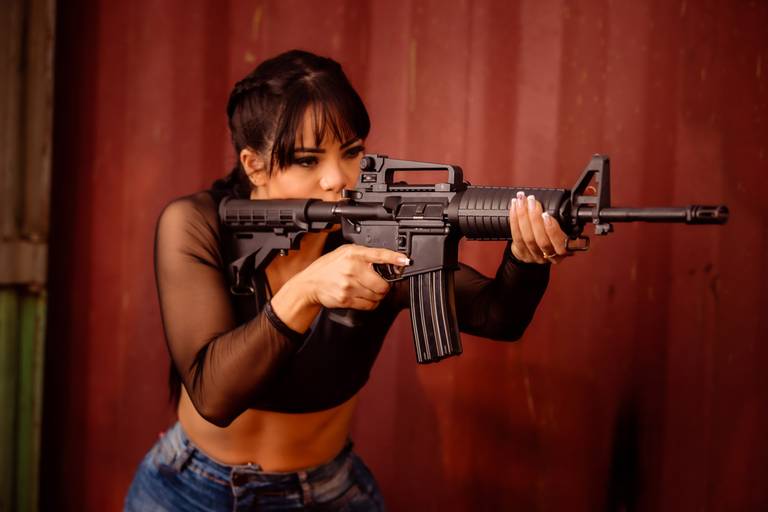 Ensaio feminino; Fotografia feminina; Celina Munhoz; Fotografia Lifestyle; Retrato Corporativo; Fotografia Profissional; Fotografia de Produto; Taurus; Armas Taurus;