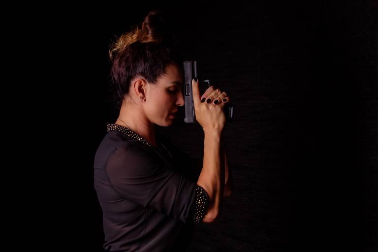 Ensaio feminino; Fotografia feminina; Celina Munhoz; Fotografia Lifestyle; Retrato Corporativo; Fotografia Profissional; Fotografia de Produto; Taurus; Armas Taurus;