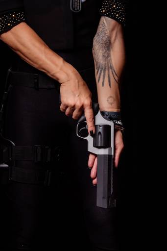 Ensaio feminino; Fotografia feminina; Celina Munhoz; Fotografia Lifestyle; Retrato Corporativo; Fotografia Profissional; Fotografia de Produto; Taurus; Armas Taurus;