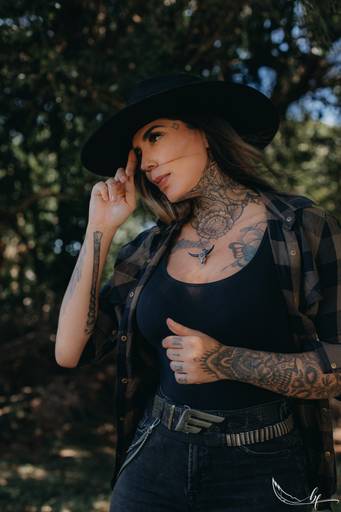 Ensaio feminino; Fotografia feminina; Celina Munhoz; Fotografia Lifestyle; Retrato Corporativo; Fotografia Profissional; Fotografia de Produto; Taurus; Armas Taurus;