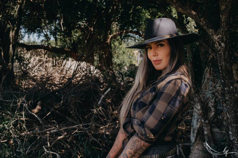 Ensaio feminino; Fotografia feminina; Celina Munhoz; Fotografia Lifestyle; Retrato Corporativo; Fotografia Profissional; Fotografia de Produto; Taurus; Armas Taurus;