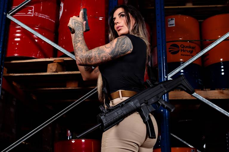 Ensaio feminino; Fotografia feminina; Celina Munhoz; Fotografia Lifestyle; Retrato Corporativo; Fotografia Profissional; Fotografia de Produto; Taurus; Armas Taurus;