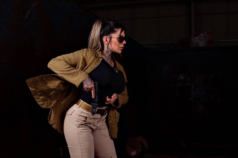 Ensaio feminino; Fotografia feminina; Celina Munhoz; Fotografia Lifestyle; Retrato Corporativo; Fotografia Profissional; Fotografia de Produto; Taurus; Armas Taurus;