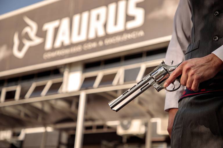 Ensaio feminino; Fotografia feminina; Celina Munhoz; Fotografia Lifestyle; Retrato Corporativo; Fotografia Profissional; Fotografia de Produto; Taurus; Armas Taurus;