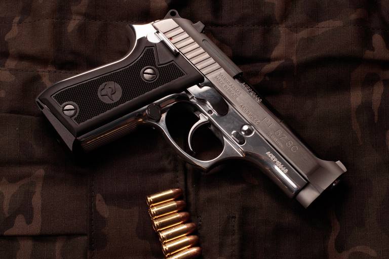 Ensaio feminino; Fotografia feminina; Celina Munhoz; Fotografia Lifestyle; Retrato Corporativo; Fotografia Profissional; Fotografia de Produto; Taurus; Armas Taurus;