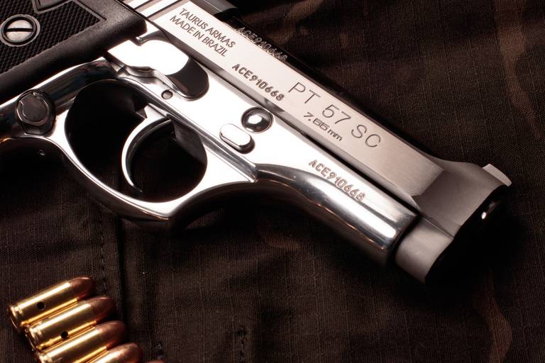 Ensaio feminino; Fotografia feminina; Celina Munhoz; Fotografia Lifestyle; Retrato Corporativo; Fotografia Profissional; Fotografia de Produto; Taurus; Armas Taurus;