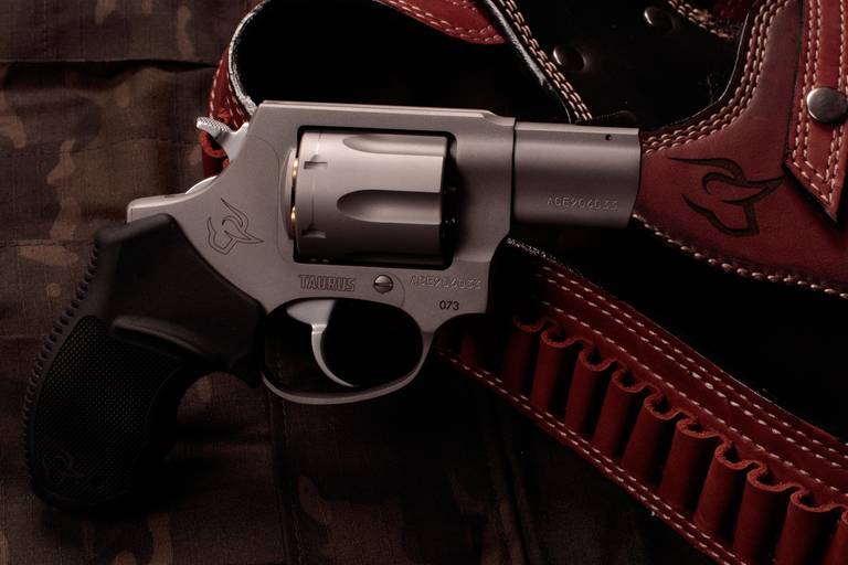 Ensaio feminino; Fotografia feminina; Celina Munhoz; Fotografia Lifestyle; Retrato Corporativo; Fotografia Profissional; Fotografia de Produto; Taurus; Armas Taurus;