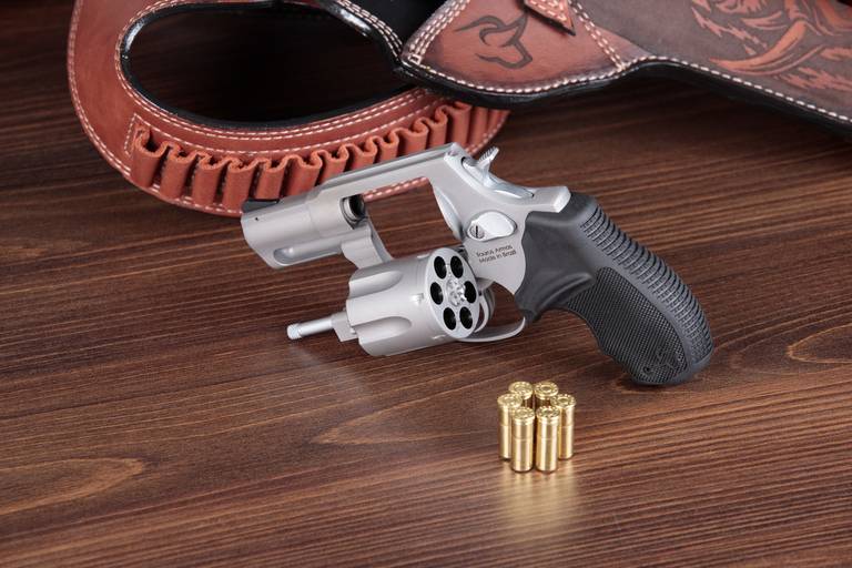 Ensaio feminino; Fotografia feminina; Celina Munhoz; Fotografia Lifestyle; Retrato Corporativo; Fotografia Profissional; Fotografia de Produto; Taurus; Armas Taurus;