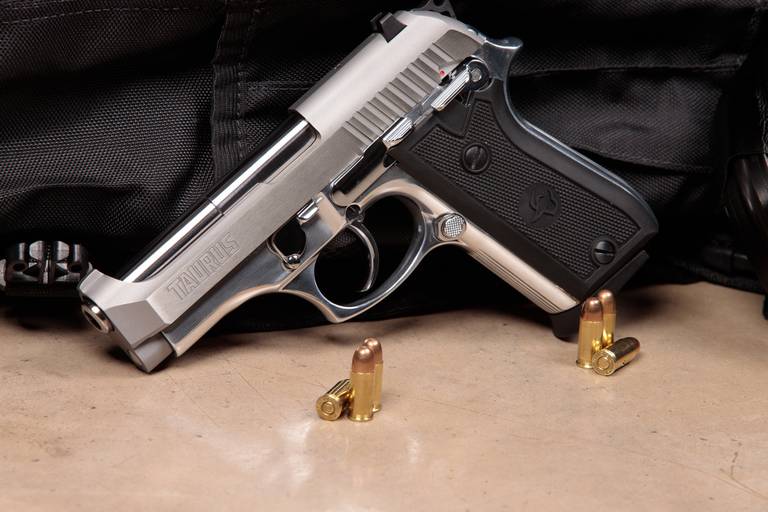 Ensaio feminino; Fotografia feminina; Celina Munhoz; Fotografia Lifestyle; Retrato Corporativo; Fotografia Profissional; Fotografia de Produto; Taurus; Armas Taurus;