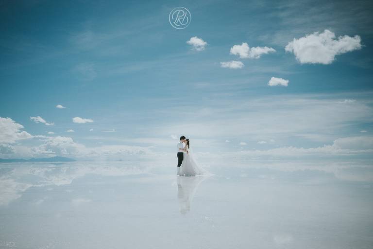 Uyuni Salt flats photoshoot Bolivia, mirror reflection Uyuni Salt flats photoshoot Bolivia fotografo de bodas la paz bolivia wedding photographer salar de uyuni 