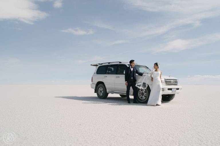 Uyuni Salt flats photoshoot Boliviwedding photographer salar de uyuni Fotografo de bodas bolivia, fotografa boliviana, fotografo profesional, fotografo boliviano, salar de uyuni bolivia a