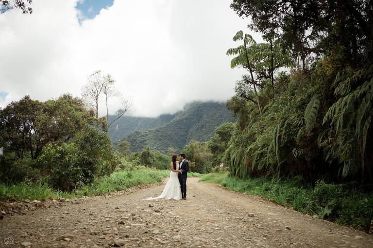 Sesion Postboda Bolivia Trash the dress fotografo de bodas la paz bolivia 
