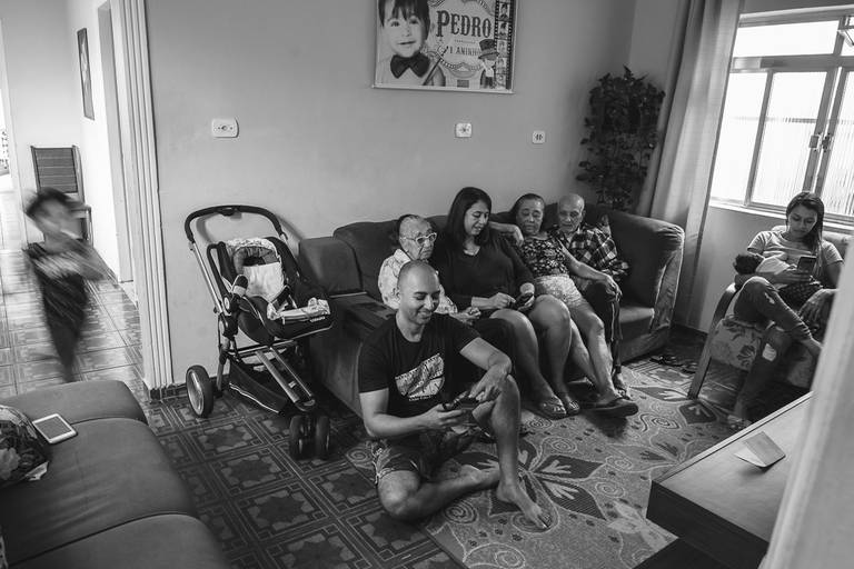 Fotografia documental de familia com foco emotivo e conexão de amor detalhes de familia maes pais bebe avós com relação de amor e arte pela fotografa pramiada nayara andrade fotografia de santos litoral de sao paulo