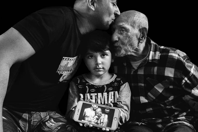 Fotografia documental de familia com foco emotivo e conexão de amor detalhes de familia maes pais bebe avós com relação de amor e arte pela fotografa pramiada nayara andrade fotografia de santos litoral de sao paulo