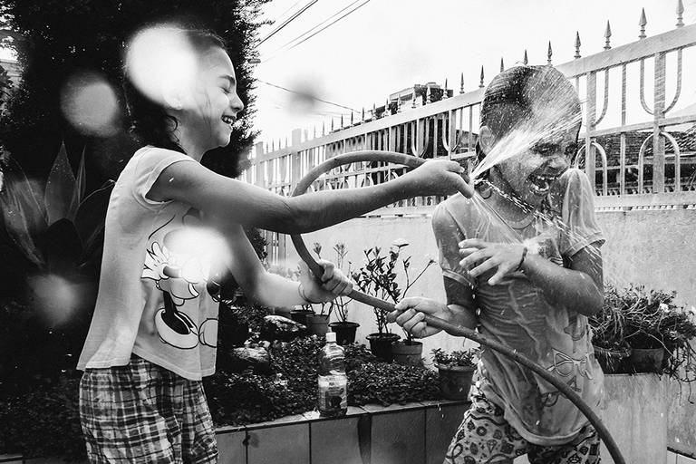 Fotografia documental de familia com foco emotivo e conexão de amor detalhes de familia maes pais bebe avós com relação de amor e arte pela fotografa pramiada nayara andrade fotografia de santos litoral de sao paulo