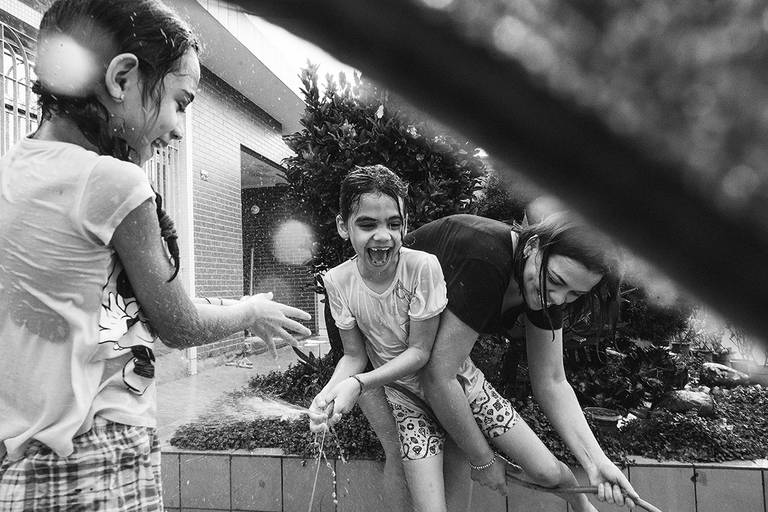 Fotografia documental de familia com foco emotivo e conexão de amor detalhes de familia maes pais bebe avós com relação de amor e arte pela fotografa pramiada nayara andrade fotografia de santos litoral de sao paulo