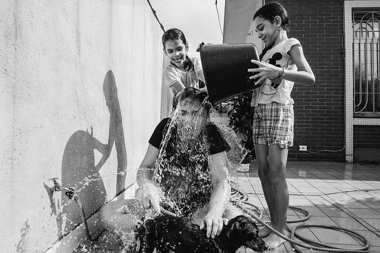 Fotografia documental de familia com foco emotivo e conexão de amor detalhes de familia maes pais bebe avós com relação de amor e arte pela fotografa pramiada nayara andrade fotografia de santos litoral de sao paulo