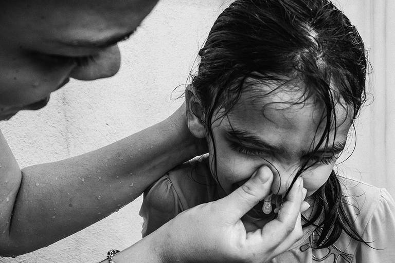 Fotografia documental de familia com foco emotivo e conexão de amor detalhes de familia maes pais bebe avós com relação de amor e arte pela fotografa pramiada nayara andrade fotografia de santos litoral de sao paulo