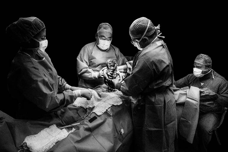 Fotografia documental de familia com foco emotivo e conexão de amor detalhes de familia maes pais bebe avós com relação de amor e arte pela fotografa pramiada nayara andrade fotografia de santos litoral de sao paulo