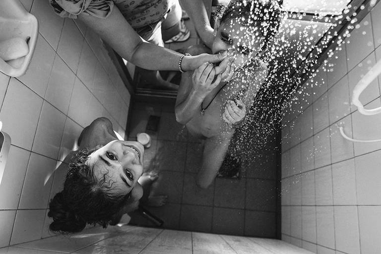 Fotografia documental de familia com foco emotivo e conexão de amor detalhes de familia maes pais bebe avós com relação de amor e arte pela fotografa pramiada nayara andrade fotografia de santos litoral de sao paulo