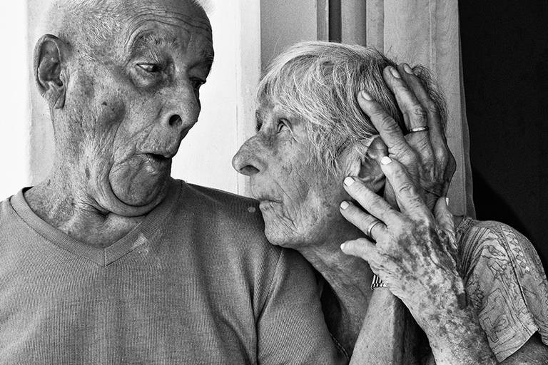 Fotografia documental de familia com foco emotivo e conexão de amor detalhes de familia maes pais bebe avós com relação de amor e arte pela fotografa pramiada nayara andrade fotografia de santos litoral de sao paulo