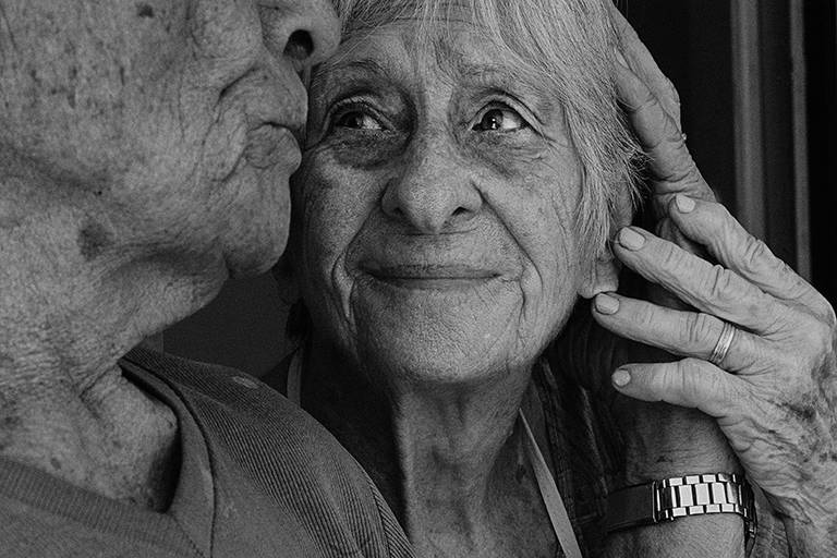 Fotografia documental de familia com foco emotivo e conexão de amor detalhes de familia maes pais bebe avós com relação de amor e arte pela fotografa pramiada nayara andrade fotografia de santos litoral de sao paulo