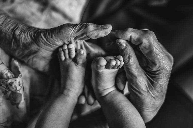 Fotografia documental de familia com foco emotivo e conexão de amor detalhes de familia maes pais bebe avós com relação de amor e arte pela fotografa pramiada nayara andrade fotografia de santos litoral de sao paulo