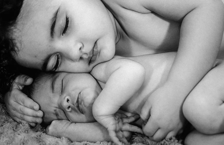 Fotografia documental de familia com foco emotivo e conexão de amor detalhes de familia maes pais bebe avós com relação de amor e arte pela fotografa pramiada nayara andrade fotografia de santos litoral de sao paulo