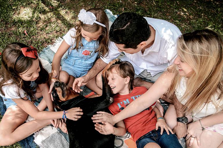 Fotografia documental de familia com foco emotivo e conexão de amor detalhes de familia maes pais bebe avós com relação de amor e arte pela fotografa pramiada nayara andrade fotografia de santos litoral de sao paulo