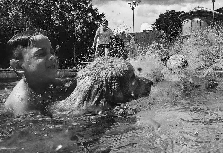 Fotografia documental de familia com foco emotivo e conexão de amor detalhes de familia maes pais bebe avós com relação de amor e arte pela fotografa pramiada nayara andrade fotografia de santos litoral de sao paulo