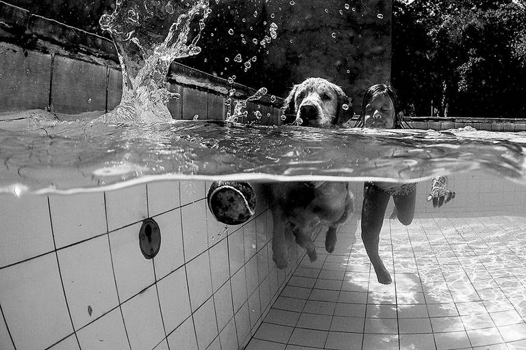 Fotografia documental de familia com foco emotivo e conexão de amor detalhes de familia maes pais bebe avós com relação de amor e arte pela fotografa pramiada nayara andrade fotografia de santos litoral de sao paulo