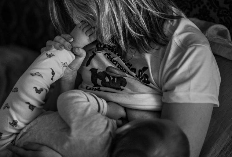 Fotografia documental de familia com foco emotivo e conexão de amor detalhes de familia maes pais bebe avós com relação de amor e arte pela fotografa pramiada nayara andrade fotografia de santos litoral de sao paulo