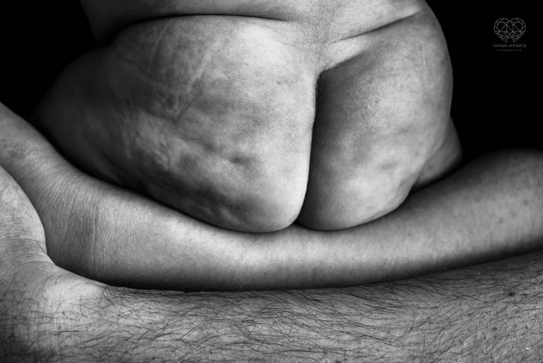 Fotografia documental de familia com foco emotivo e conexão de amor detalhes de familia maes pais bebe avós com relação de amor e arte pela fotografa pramiada nayara andrade fotografia de santos litoral de sao paulo