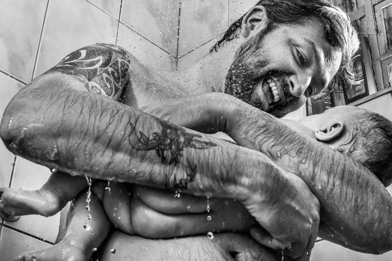 Fotografia documental de familia com foco emotivo e conexão de amor detalhes de familia maes pais bebe avós com relação de amor e arte pela fotografa pramiada nayara andrade fotografia de santos litoral de sao paulo