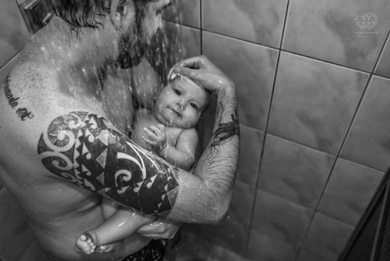 Fotografia documental de familia com foco emotivo e conexão de amor detalhes de familia maes pais bebe avós com relação de amor e arte pela fotografa pramiada nayara andrade fotografia de santos litoral de sao paulo