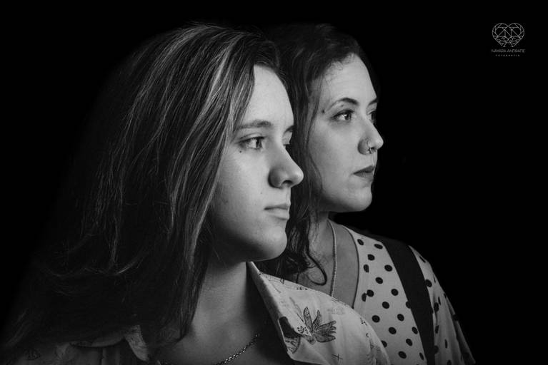 Fotografia documental de familia com foco emotivo e conexão de amor detalhes de familia maes pais bebe avós com relação de amor e arte pela fotografa pramiada nayara andrade fotografia de santos litoral de sao paulo