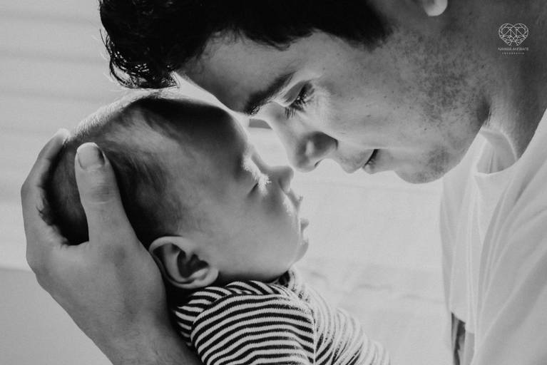 Fotografia documental de familia com foco emotivo e conexão de amor detalhes de familia maes pais bebe avós com relação de amor e arte pela fotografa pramiada nayara andrade fotografia de santos litoral de sao paulo