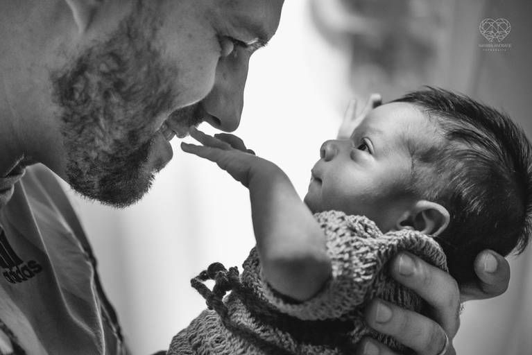 Fotografia documental de familia com foco emotivo e conexão de amor detalhes de familia maes pais bebe avós com relação de amor e arte pela fotografa pramiada nayara andrade fotografia de santos litoral de sao paulo