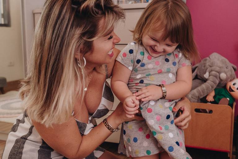 Fotografia documental de familia com foco emotivo e conexão de amor detalhes de familia maes pais bebe avós com relação de amor e arte pela fotografa pramiada nayara andrade fotografia de santos litoral de sao paulo