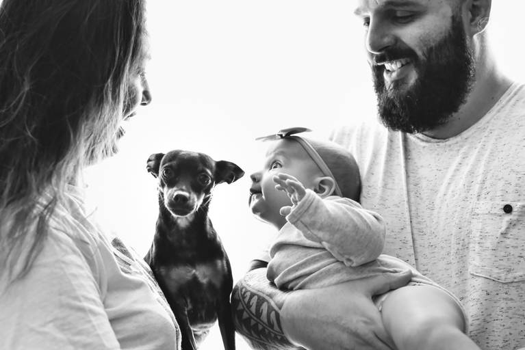 Fotografia documental de familia com foco emotivo e conexão de amor detalhes de familia maes pais bebe avós com relação de amor e arte pela fotografa pramiada nayara andrade fotografia de santos litoral de sao paulo