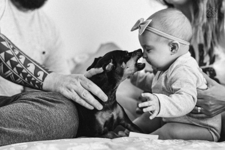 Fotografia documental de familia com foco emotivo e conexão de amor detalhes de familia maes pais bebe avós com relação de amor e arte pela fotografa pramiada nayara andrade fotografia de santos litoral de sao paulo