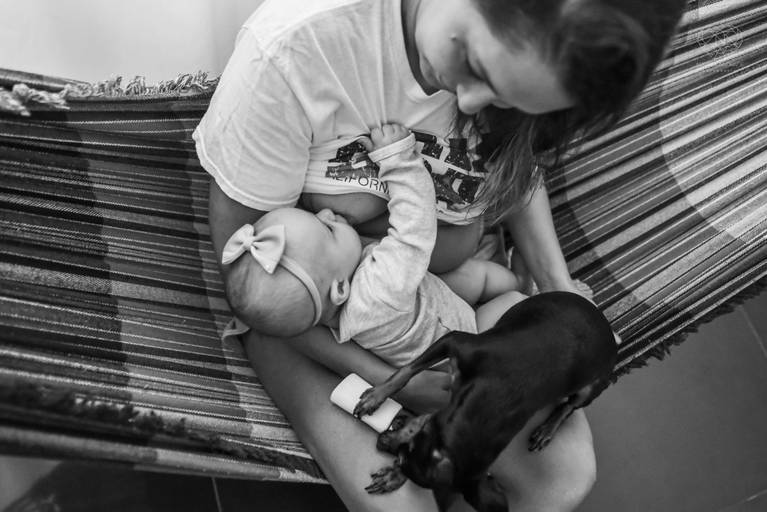 Fotografia documental de familia com foco emotivo e conexão de amor detalhes de familia maes pais bebe avós com relação de amor e arte pela fotografa pramiada nayara andrade fotografia de santos litoral de sao paulo